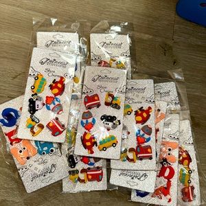 I have these available shoes 👠 shoes charms , They are plastic for the cross